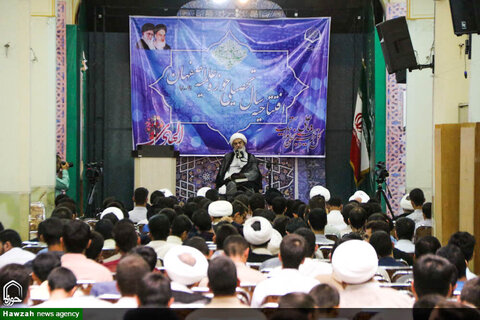 تقرير مصور عن مراسم بداية السنة الدراسية في حوزة أصفهان العلمية