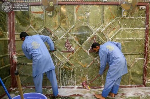 بالصور/ مراسِم غسل أروقة الضريح الطاهر للمولى أمير المؤمنين (عليه السلام) استعداداً لمناسبة عيد الغدير الاغر
