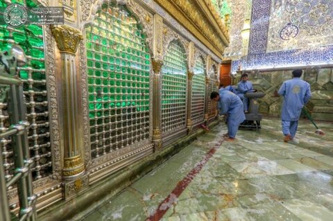 بالصور/ مراسِم غسل أروقة الضريح الطاهر للمولى أمير المؤمنين (عليه السلام) استعداداً لمناسبة عيد الغدير الاغر
