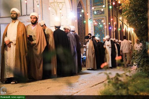 بالصور/ طلاب الحوزة العلمية بأصفهان يعتمرون العمامة في ذكرى عيد الغدير الأغر
