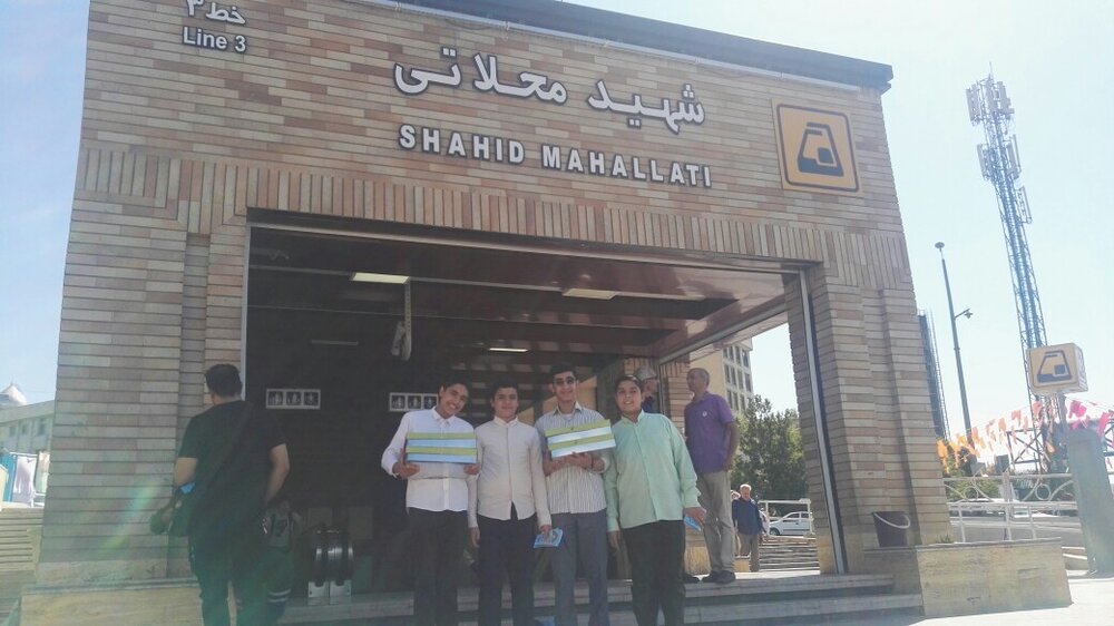 تبلیغ غدیری طلاب در متروی تهران+ عکس 