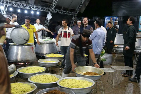 تصاویر/ طبخ و توزیع بیش از 9 هزار غذای نذری در حرم حضرت سید علاءالدین حسین (ع) شیراز
