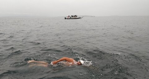 نخستین مسلمان و سالمندترین مردی که موفق شد کانال شمالی را شنا کند
