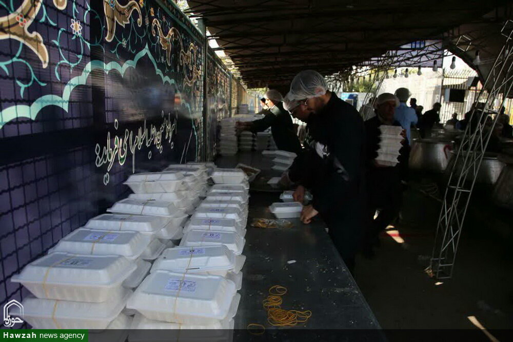 تصاویر/ طبخ و توزیع بیش از 9 هزار غذای نذری در حرم حضرت سید علاءالدین حسین (ع) شیراز
