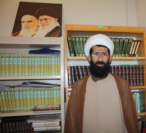 حجت الاسلام روح الله کرمی نیا مدیر مدرسه امام خمینی(ره) اسلام آباد غرب