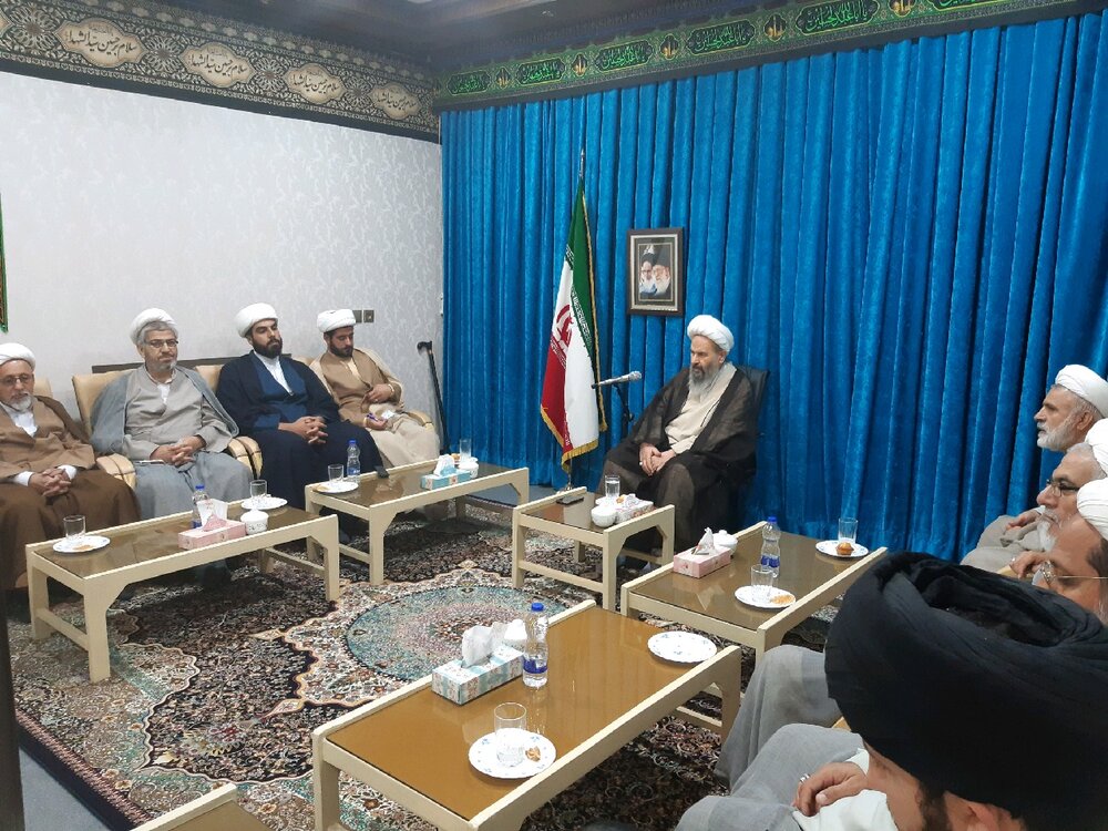 ائمه جماعات حجاب های بین مخلوق و خالق را بردارند