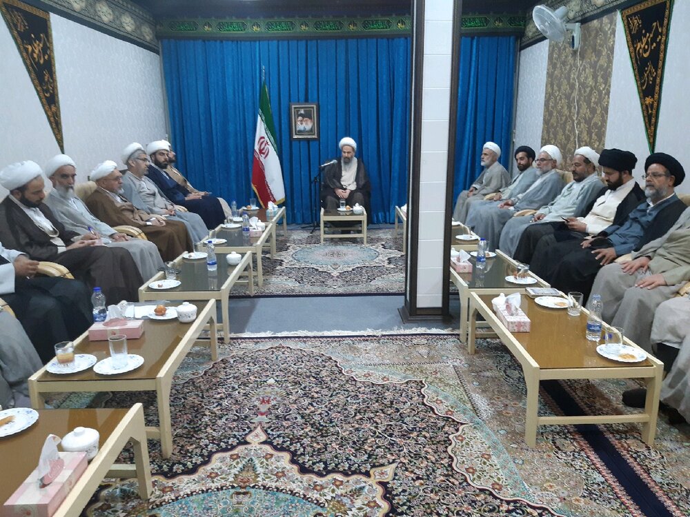 ائمه جماعات حجاب های بین مخلوق و خالق را بردارند