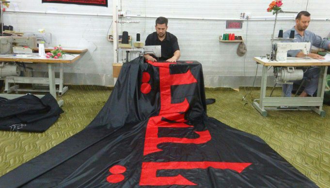 L’achèvement de la bannière noire à lever au sommet du dôme du saint sanctuaire de l’Imam Hussein (AS) à l’occasion de Muharram