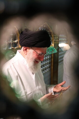 بالصور/ إزالة الغبار عن مرقد الإمام الرضا (عليه السلام) بمشاركة الإمام الخامنئي