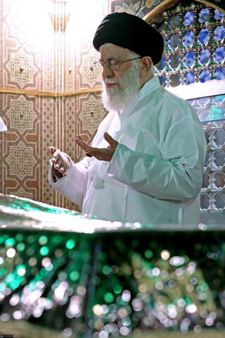بالصور/ إزالة الغبار عن مرقد الإمام الرضا (عليه السلام) بمشاركة الإمام الخامنئي