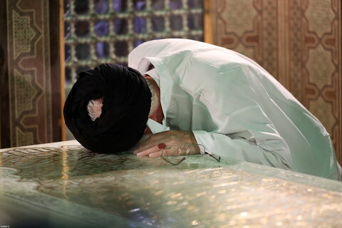 تصویری رپورٹ|رہبر معظم کی موجودگی میں حرم مطہر امام رضا علیہ السلام کی صفائی کے روح پرور مناظر