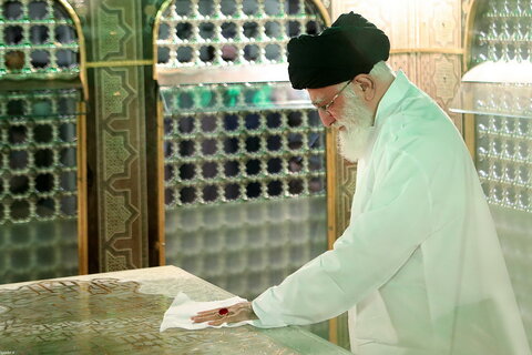تصویری رپورٹ|رہبر معظم کی موجودگی میں حرم مطہر امام رضا علیہ السلام کی صفائی کے روح پرور مناظر