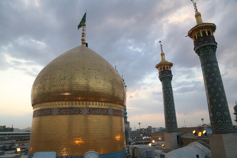 تصویری  رپورٹ|حرم حضرت معصومہ سلام اللہ علیھا کے گنبد مبارک پر پرچم حرم  امام  حسین  (ع) نصب