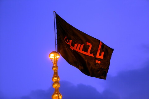 تصویری  رپورٹ|حرم حضرت معصومہ سلام اللہ علیھا کے گنبد مبارک پر پرچم حرم  امام  حسین  (ع) نصب