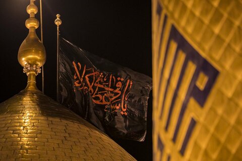 تصویری  رپورٹ| امام حسین(ع) اور حضرت عباس(ع) کے روضہ کے گنبدوں پر سیاہ علم نصب کر دئیے گئے