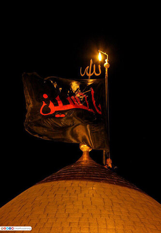 تصویری  رپورٹ| امام حسین(ع) اور حضرت عباس(ع) کے روضہ کے گنبدوں پر سیاہ علم نصب کر دئیے گئے