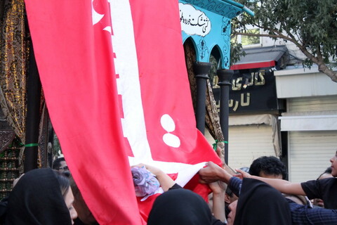 تصاویر/ اجتماع عزاداران همدانی در استقبال از پرچم گنبد حرم امام حسین(ع) و حضرت عباس(ع)