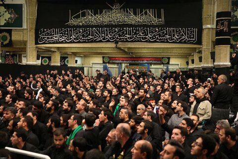بالصور/ حسينية الإمام الخميني تحتضن الليلة الأولى لمجلس عزاء أبي عبدالله الحسين بحضور الإمام الخامنئي