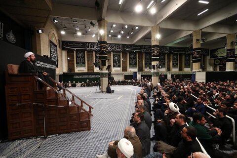 بالصور/ إقامة مجلس عزاء ليلة التاسع من محرم بمشاركة الإمام الخامنئي