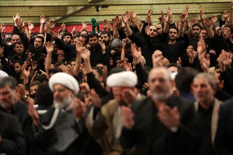 تصاویر/ مراسم عزاداری حضرت اباعبدالله الحسین علیه‌السلام در شب عاشورا با حضور رهبر انقلاب