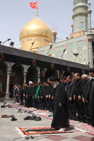 تصویری رپورٹ| قم،عاشورہ کے جلوس کے شرکاء نے نماز ظہرین حرم حضرت معصومہ (س) میں ادا کی