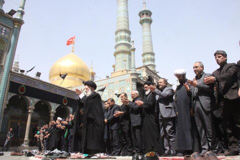 تصویری رپورٹ| قم،عاشورہ کے جلوس کے شرکاء نے نماز ظہرین حرم حضرت معصومہ (س) میں ادا کی
