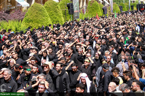 عزاداری  و نماز ظهر عاشورا در میدان امام اصفهان