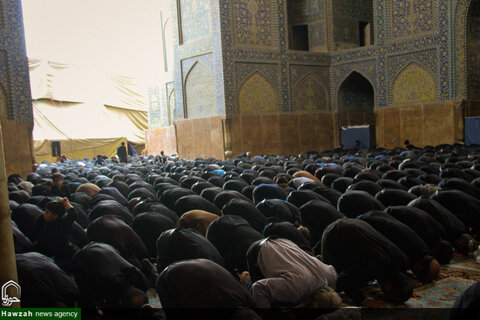 عزاداری  و نماز ظهر عاشورا در میدان امام اصفهان