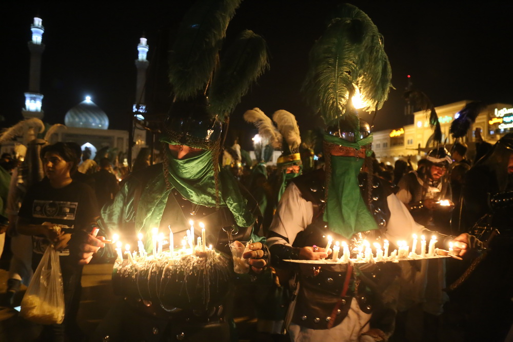 تصاویر/ دسته عزاداری سقاها در شام غریبان امام حسین(ع) در قم