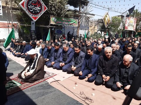 تصاویر/ اقامه نماز ظهر عاشورا در کاشان