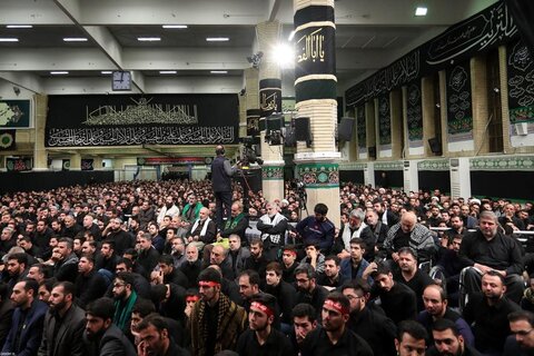 بالصور/ مجلس العزاء الحسيني في ليلة الحادي عشر من شهر محرّم بحضور الإمام الخامنئي