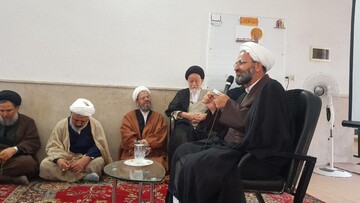 طلاب و حوزه های علمیه به رسالت خود در بیانیه گام دوم عمل کنند