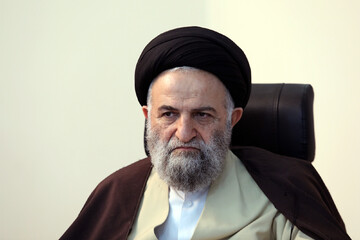 انقلابی بودن تنها به شعار دادن نیست