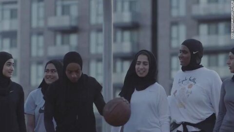 تیم بسکتبال تورنتو نخستین روسری حجابی مخصوص ورزش بانوان را تولید کرد