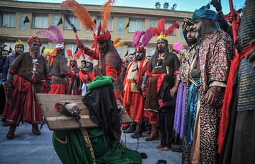 کاروان نمادین اسرای کربلا در قم به حرکت درمی آید