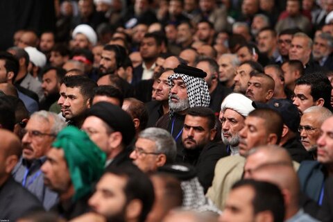 بالصور/ استضافة الإمام الخامنئي لحشد من أصحاب المواكب والخدام الحسينيين العراقيين في مسيرة الأربعين