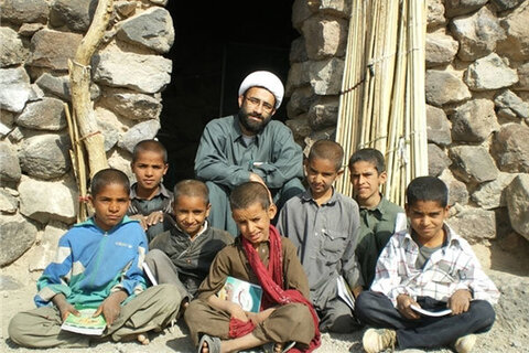 عکس آرشیوی/ حضور روحانیون جهادی در مناطق محروم