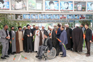 ادای احترام مسئولان مرکز خدمات حوزه‌های علمیه به شهدای دفاع مقدس