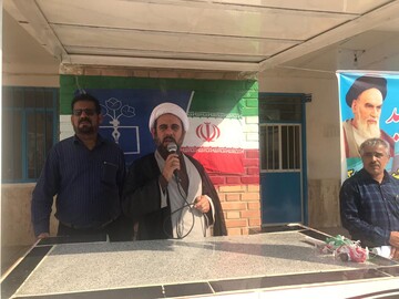 دانش آموزان با درس خواندن خود را قوی کنند