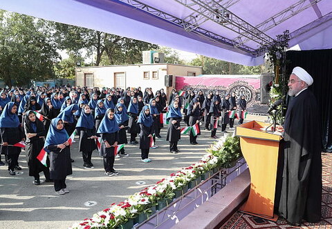 رئیس جمهور در مدرسه دخترانه شاهد حضرت خدیجه(س) تهران