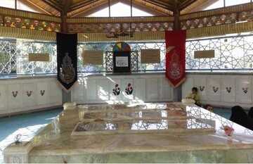 گرامیداشت هفته دفاع مقدس در مزار شهدای گمنام جامعه‌الزهرا