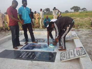 دوستان شهید زکزاکی تولدش را بر سر مزارش جشن گرفتند + تصاویر