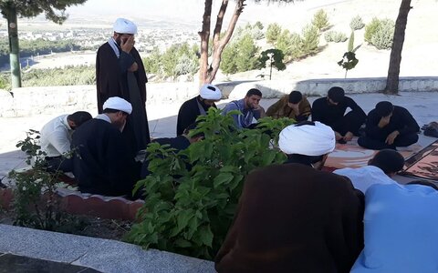 میثاق طلاب مدرسه علمیه امیرالمومنین(ع) صحنه با شهدای گمنام در هفته دفاع مقدس