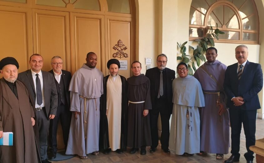 Ayatollah Seyed Riyadh al-Hakeem meets with messengers of peace in Madrid 