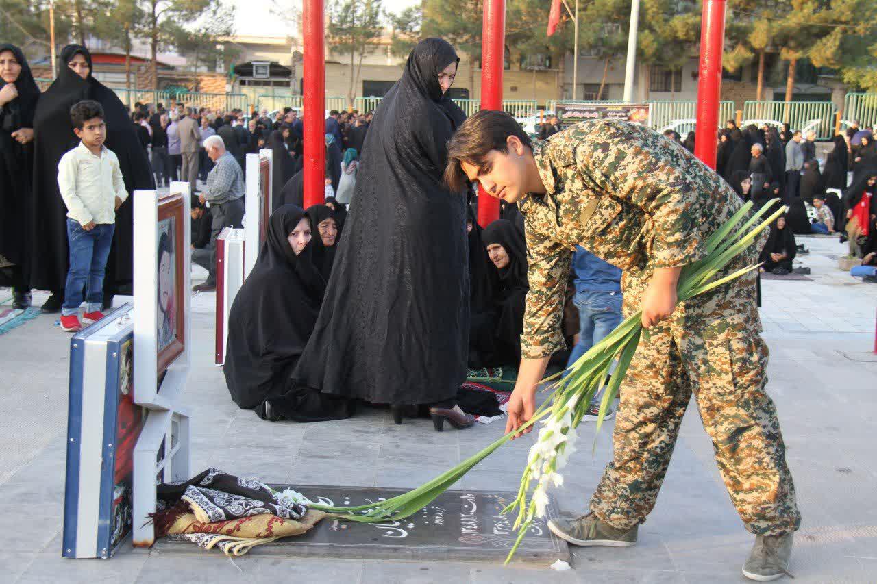 قبور شهداء آران و بیدگل عطرافشانی شد