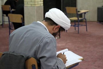 رقابت ۴۰ استاد حوزه علمیه لرستان در یک آزمون علمی