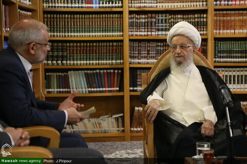 بالصور/ وزير التعليم والتربية الإيراني يلتقي بمراجع الدين والعلماء بقم المقدسة
