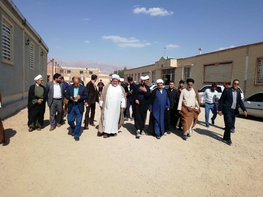 امام جمعه کرمان از مدرسه علمیه جعفریه زرند بازدید کرد+ عکس