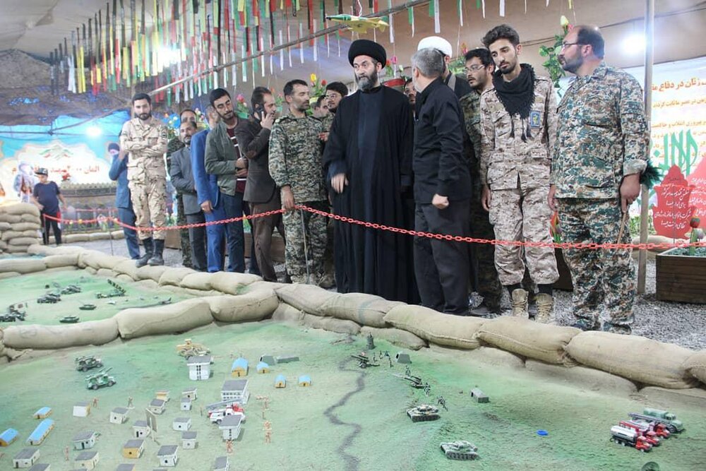 بازدید نماینده ولی فقیه در اردبیل از نمایشگاه دفاع مقدس +عکس