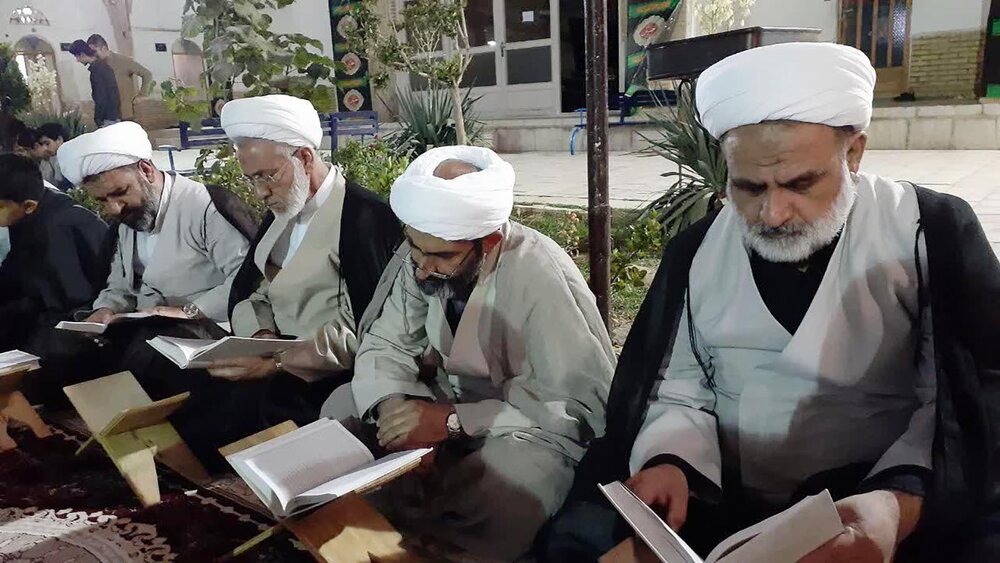 جلسات هفتگی انس با قرآن حوزه علمیه کرمان کلید خورد + عکس
